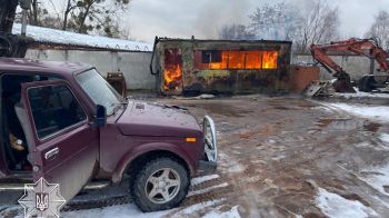 Патрульні Львова врятували від пожежі автомобіль